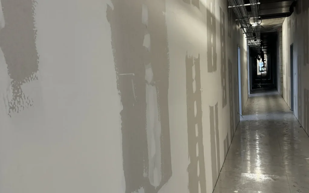 BM-CONSTRUM referencia: BudaPart CORSO BOH 5. emeleti irodák és munkaállomások - festési és felületképzési kivitelezés, 01. kép.