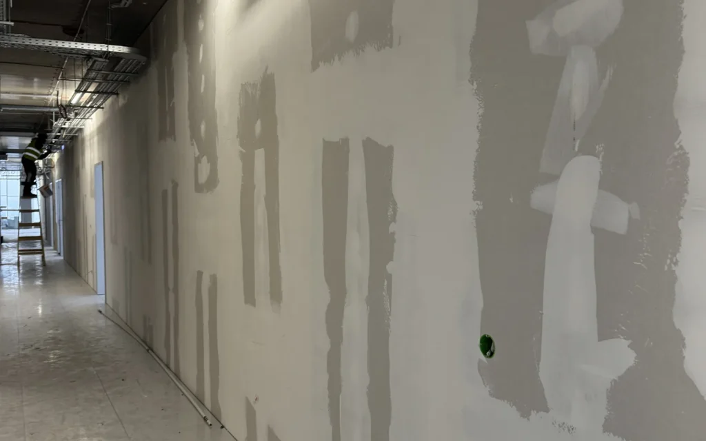 BM-CONSTRUM referencia: BudaPart CORSO BOH 5. emeleti irodák és munkaállomások - festési és felületképzési kivitelezés, 02. kép.