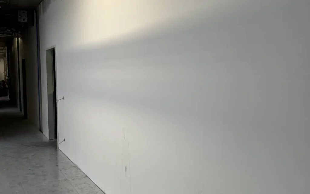 BM-CONSTRUM referencia: BudaPart CORSO BOH 5. emeleti irodák és munkaállomások - festési és felületképzési kivitelezés, 04. kép.