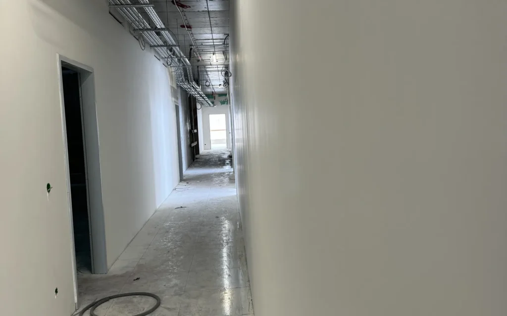 BM-CONSTRUM referencia: BudaPart CORSO BOH 5. emeleti irodák és munkaállomások - festési és felületképzési kivitelezés, 05. kép.