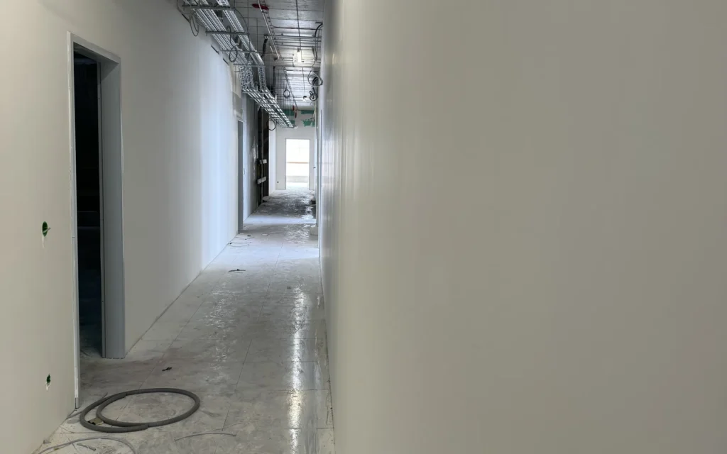 BM-CONSTRUM referencia: BudaPart CORSO BOH 5. emeleti irodák és munkaállomások - festési és felületképzési kivitelezés, 06. kép.