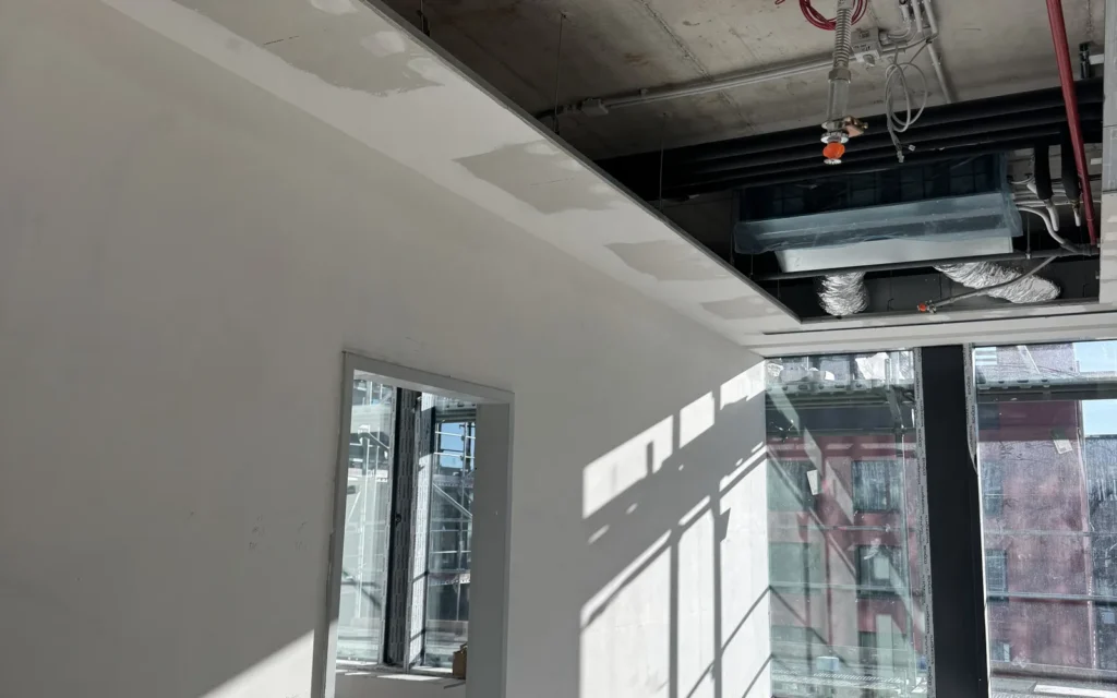 BM-CONSTRUM referencia: BudaPart CORSO BOH 5. emeleti irodák és munkaállomások - festési és felületképzési kivitelezés, 07. kép.