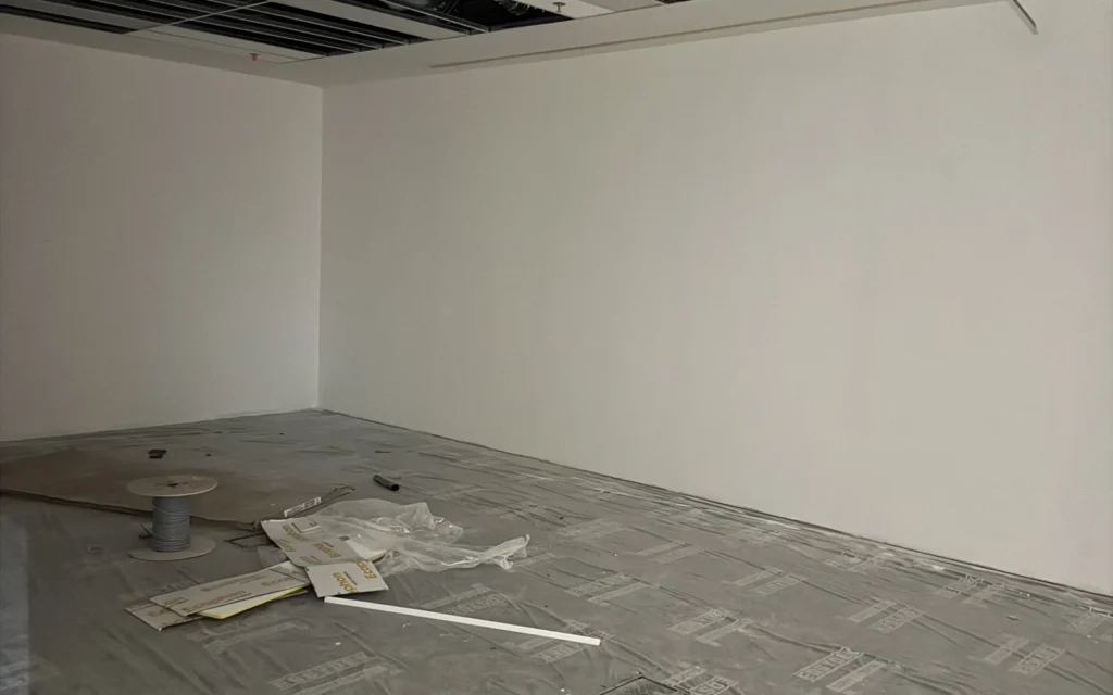 BM-CONSTRUM referencia: BudaPart CORSO BOH 5. emeleti irodák és munkaállomások - festési és felületképzési kivitelezés, 13. kép.