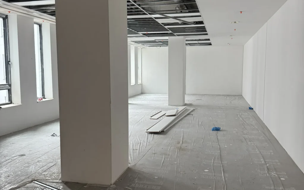 BM-CONSTRUM referencia: BudaPart CORSO BOH 5. emeleti irodák és munkaállomások - festési és felületképzési kivitelezés, 14. kép.