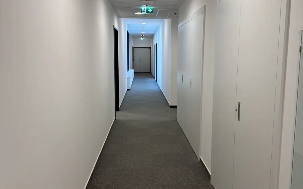 BM-CONSTRUM referencia: BudaPart CORSO BOH 5. emeleti irodák és munkaállomások - festési és felületképzési kivitelezés, 19. kép.