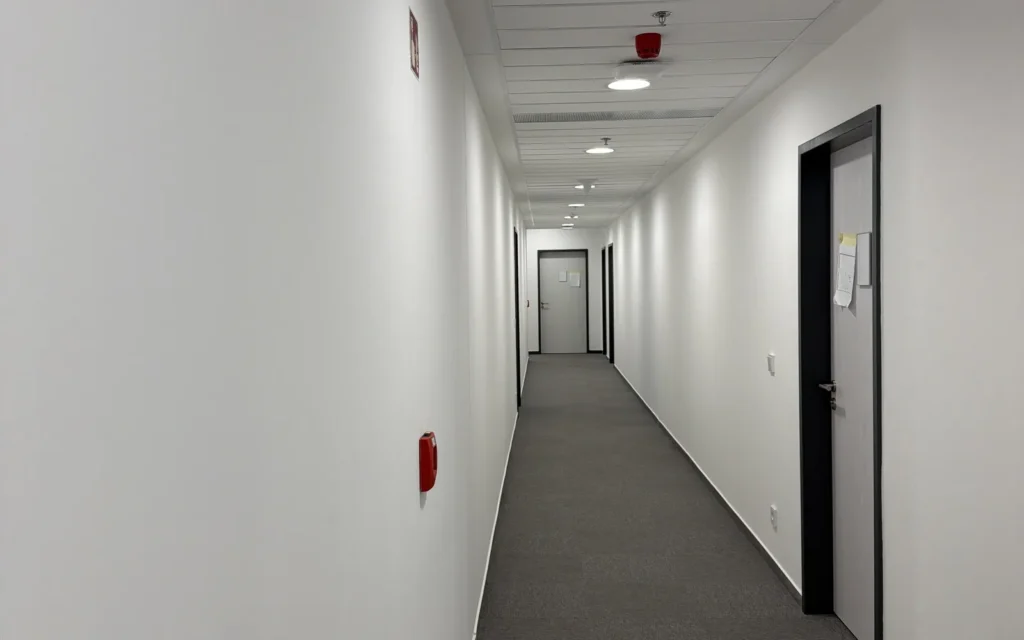 BM-CONSTRUM referencia: BudaPart CORSO BOH 5. emeleti irodák és munkaállomások - festési és felületképzési kivitelezés, 20. kép.