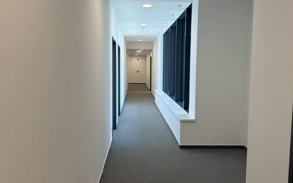 BM-CONSTRUM referencia: BudaPart CORSO BOH 5. emeleti irodák és munkaállomások - festési és felületképzési kivitelezés, 24. kép.