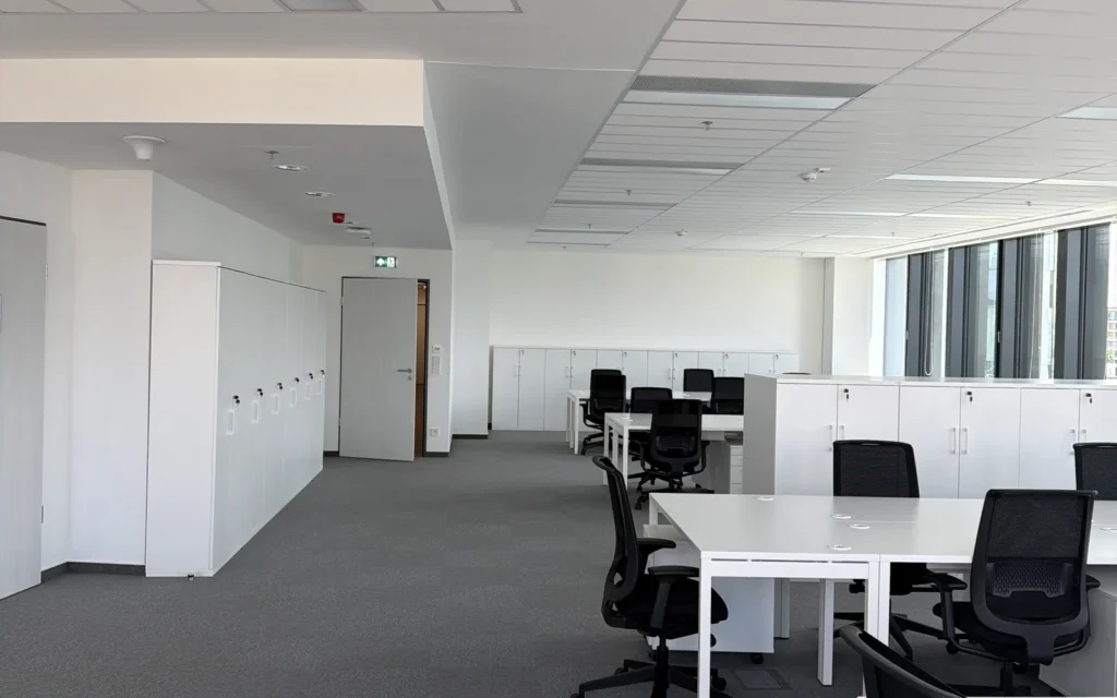 BM-CONSTRUM referencia: BudaPart CORSO BOH 5. emeleti irodák és munkaállomások - festési és felületképzési kivitelezés, 30. kép.