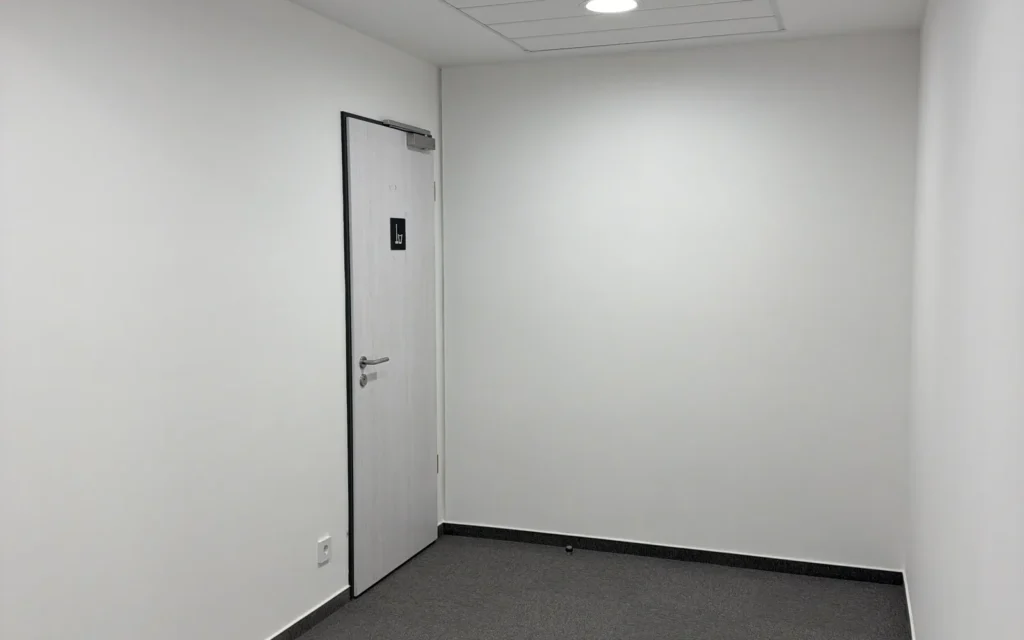 BM-CONSTRUM referencia: BudaPart CORSO BOH 5. emeleti irodák és munkaállomások - festési és felületképzési kivitelezés, 32. kép.