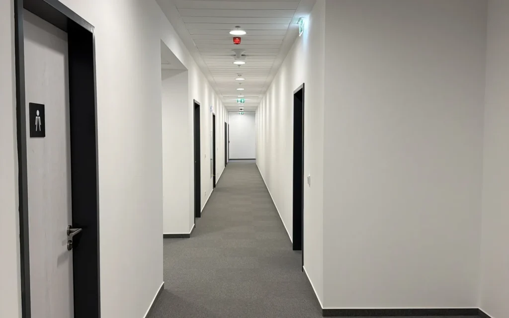 BM-CONSTRUM referencia: BudaPart CORSO BOH 5. emeleti irodák és munkaállomások - festési és felületképzési kivitelezés, 33. kép.