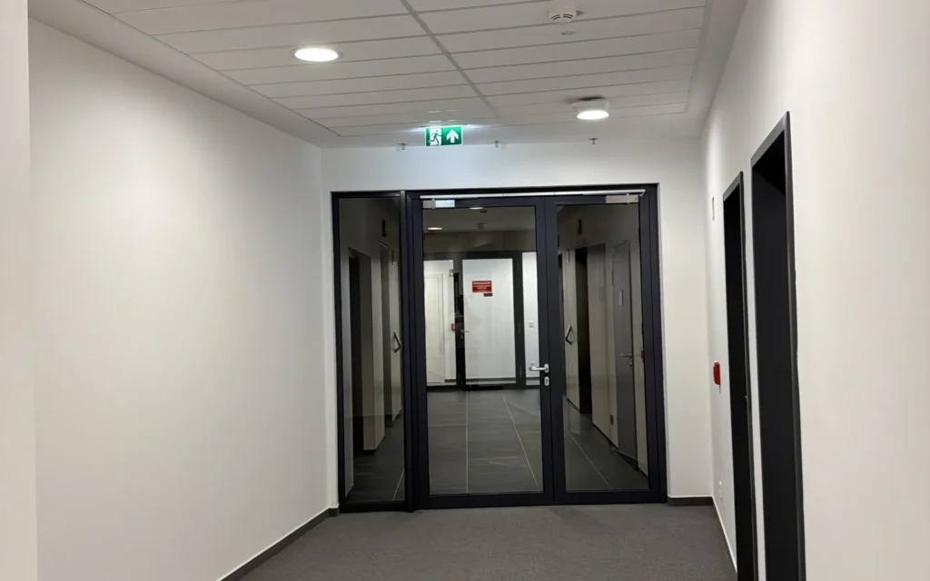 BM-CONSTRUM referencia: BudaPart CORSO BOH 5. emeleti irodák és munkaállomások - festési és felületképzési kivitelezés, 34. kép.