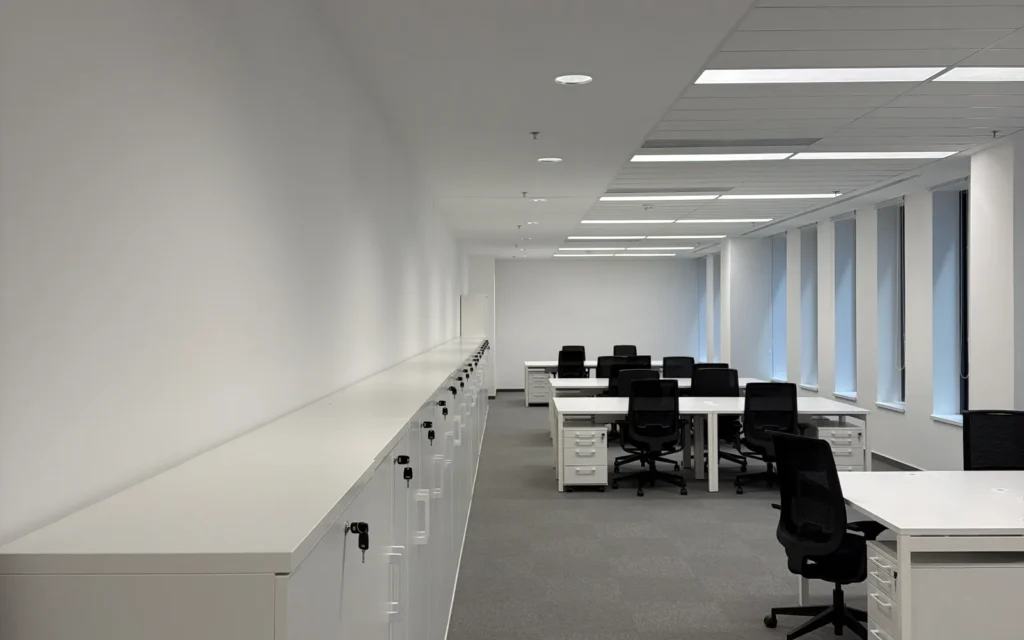 BM-CONSTRUM referencia: BudaPart CORSO BOH 5. emeleti irodák és munkaállomások - festési és felületképzési kivitelezés, 35. kép.