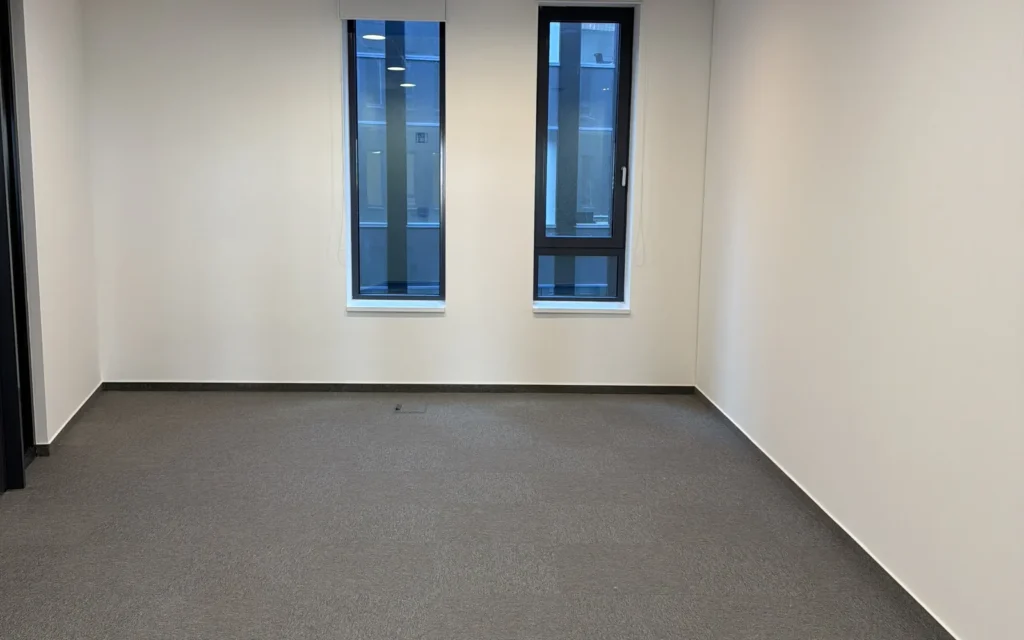 BM-CONSTRUM referencia: BudaPart CORSO BOH 5. emeleti irodák és munkaállomások - festési és felületképzési kivitelezés, 38. kép.