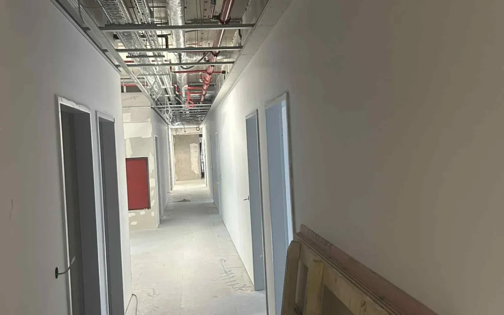 BM-CONSTRUM referencia: BudaPart CORSO 7. emeleti irodai festés és felületképzés - festési és felületképzési kivitelezés, 01. kép.