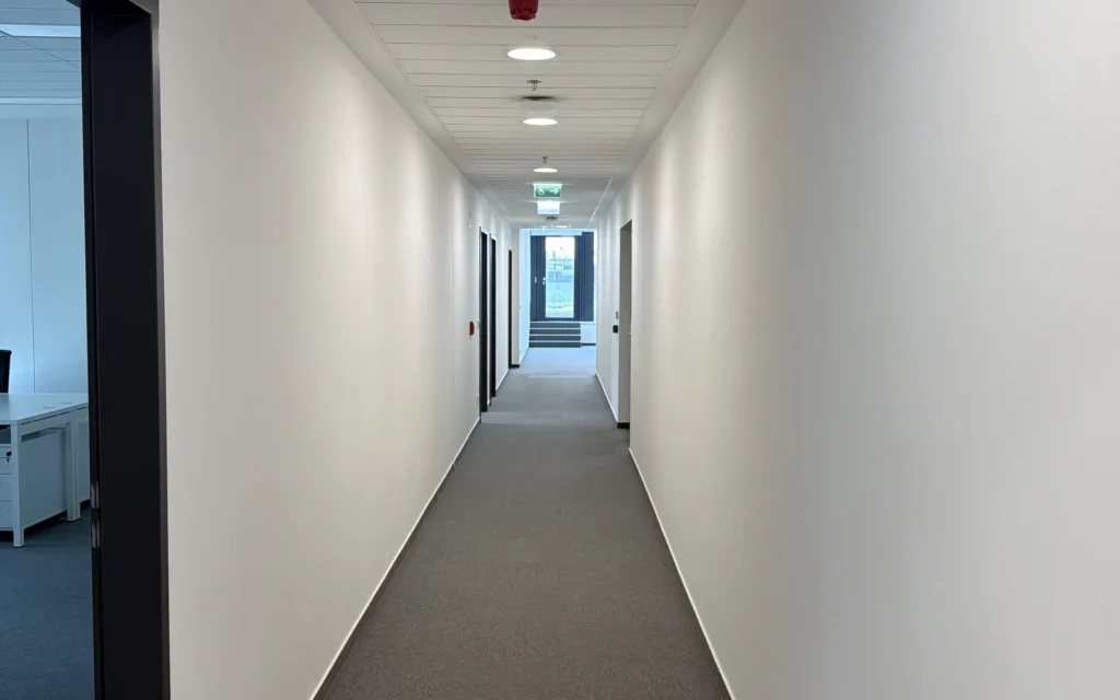 BM-CONSTRUM referencia: BudaPart CORSO 7. emeleti irodai festés és felületképzés - festési és felületképzési kivitelezés, 21. kép.