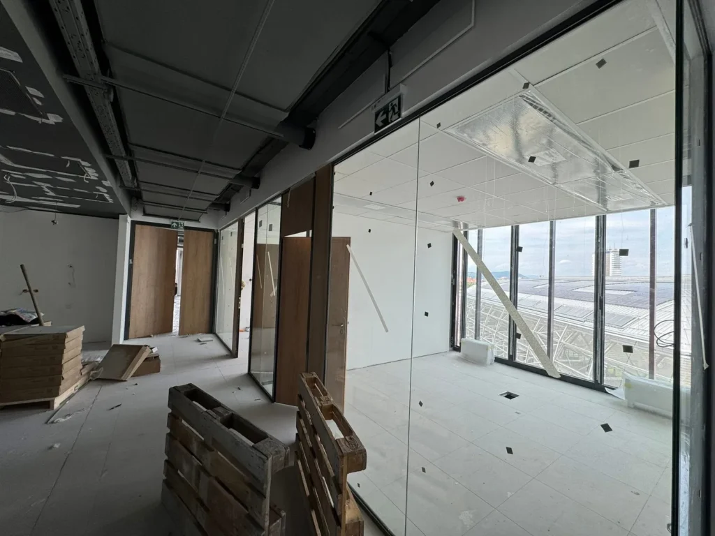 BM-CONSTRUM referencia: Budapest LIBERTY irodaház - festési és felületképzési kivitelezés, 07. kép.
